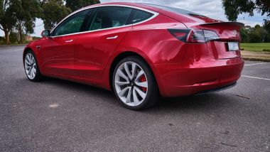 Tesla Model 3: una vista posteriore della berlina elettrica americana