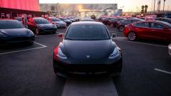Nuovo taglio di prezzi per Tesla Model 3, che accede agli incentivi