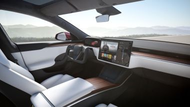 Tesla Model S Dual Motor AWD: l'abitacolo con il volante yoke