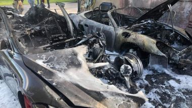 Tesla Model S e Porsche Boxster bruciate