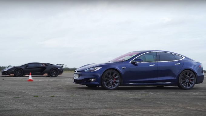 Drag Race: Tesla Model S vs Lamborghini Aventador, video YouTube