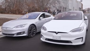 Tesla Model S Plaid vs Model S P85D turbojet: la sfida in video