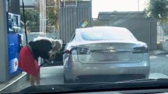 Tesla Model S: rifornimento di benzina al posto del Supercharger