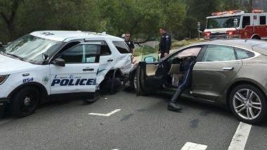 Tesla Model S si scontra con un'auto della Polizia