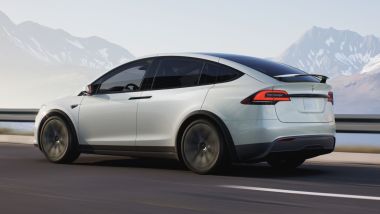 Tesla Model X Dual Motor AWD: visuale di 3/4 posteriore
