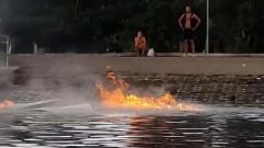 Tesla model X si incendia e brucia sott'acqua. Il video