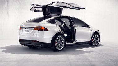 Tesla Model X, le caratteristiche portiere posteriori Falcon Wings