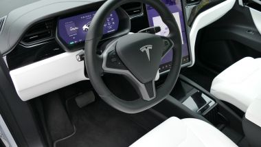 Tesla Model X LOng Range: l'abitacolo elegante e tecnologico