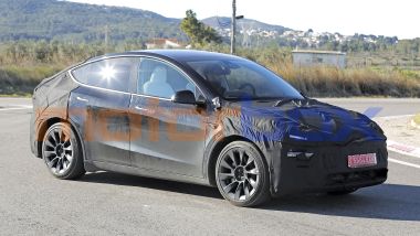 Tesla Model Y 2025, nuove foto spia