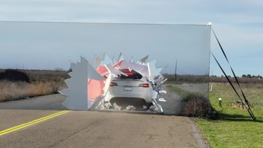 Tesla Model Y come Wyle E. Coyote: si schianta contro la strada disegnata sul muro
