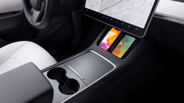 Tesla Model Y: la doppia piastra di ricarica wireless per il telefono