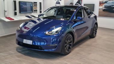 Tesla Model Y: l'auto nello showroom milanese di Piazza Gae Aulenti