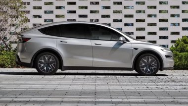 Tesla Model Y passo lungo: di profilo si percepisca la maggiore lunghezza del SUV elettrico