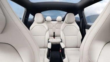 Tesla Model Y passo lungo: i sedi sedili rivestiti in pelle collocati su tre file