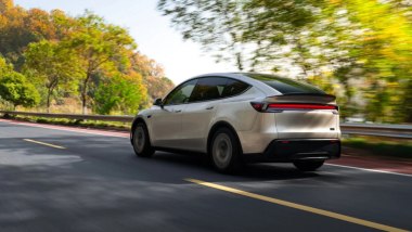 Tesla Model Y passo lungo: lungo 4,97 metri e con un passo di 3.04 metri per sei posti