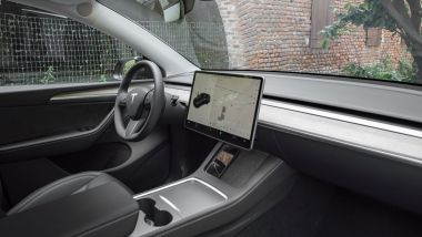 Tesla Model Y Performance: ampio e spazioso l'abitacolo minimal