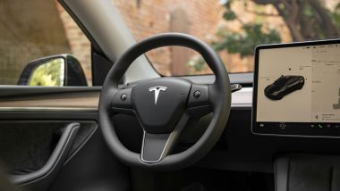 Tesla Model Y Performance: il volante con le consuete rotelle di controllo