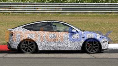 Tesla Model Y Performance: le pinze freno rosse anteriori sono un indizio della sportività aggiuntiva