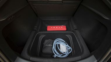 Tesla Model Y Performance: tanto spazio anche sotto il pavimento del baule