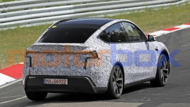 Tesla Model Y Performance: un prototipo del nuovo SUV elettrico durante i test in pista