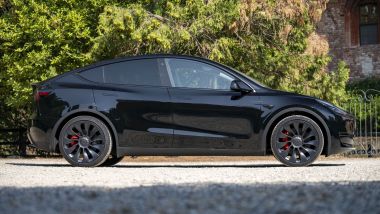Tesla Model Y Performance: visuale laterale