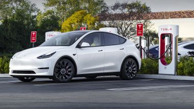 Tesla Model Y, prima auto elettrica a ricevere il titolo di best seller