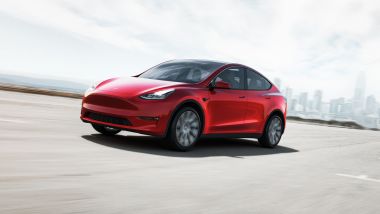 Tesla Model Y: visuale di 3/4 anteriore