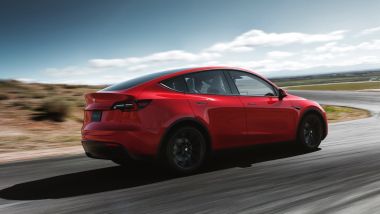 Tesla Model Y: visuale di 3/4 posteriore