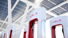 Tesla, più di 50 stazioni Supercharger in Italia. Il video