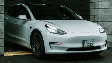 Tesla: per le auto elettriche la potenza è spesso espressa in kW - foto di Taras Chernus via Unsplash