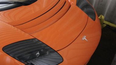 Tesla Roadster abbandonate: nel container due esemplari arancioni e uno rosso