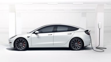 Tesla, sforbiciata ai listini: Model 3