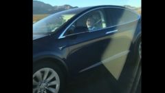 Tesla: si addormenta alla guida e lascia il volante all'autopilot