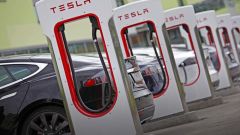 Tesla: Elon Musk licenzia i 500 addetti ai Supercharger