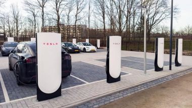 Tesla Supercharger V4, aperti a tutti i produttori di auto elettriche