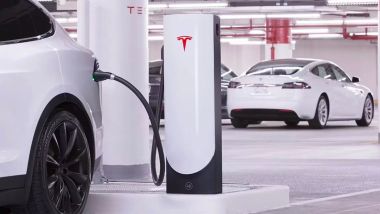 Tesla Supercharger V4, ricarica fino a 350 kW