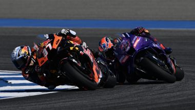 Test Buriram 2025, Pedro Acosta (KTM), Jack Miller (Yamaha). Credits: MotoGP.com