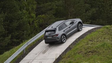 Test di arrampicata per la Skoda Elroq RS: supera il 60% di pendenza senza problemi
