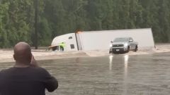 Alluvione Texas, il video virale del tir che affonda nel fiume