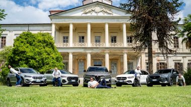 Tonale, Q3 Sportback, BMW X1, Cupra Formentor e Mercedes GLA davanti a Villa Caccia