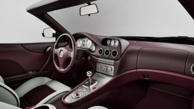 Touring Superleggera Veloce12 Aperta: il lussuoso abitacolo e la leva del cambio manuale