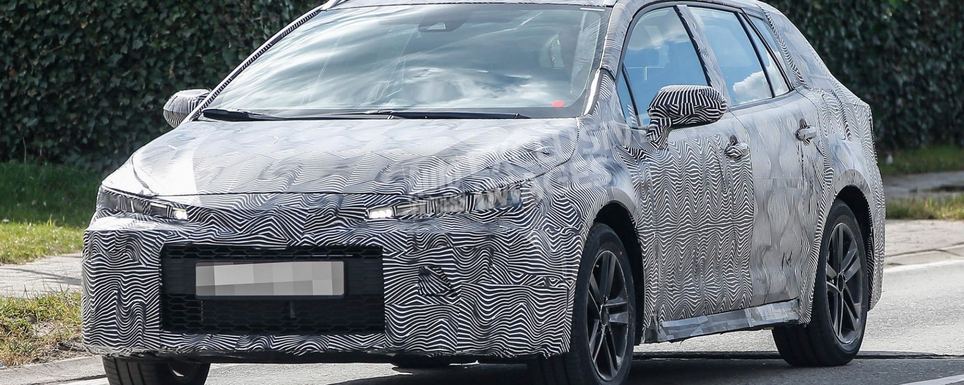 Nuova Toyota Auris Touring Sports 2019: foto, motori ...