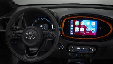 Toyota Aygo X Cardamom Green Limited Edition: volante e infotainment