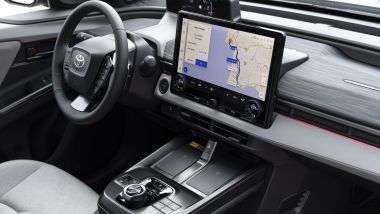 Toyota C-HR+: abitacolo rifinito con grande cura e con elementi hi-tech