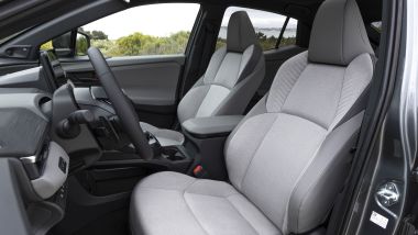 Toyota C-HR+: i sedili anteriori confortevoli e con rivestimenti pregiati