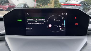 Toyota C-HR+: il quadro strumenti indica l'autonomia con la batteria al 100% prima del test drive
