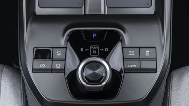 Toyota C-HR+: la consolle con il comando del cambio velocit&agrave; e le due piastre di ricarica