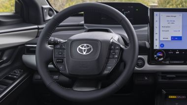 Toyota C-HR+: la corona del volante nasconde un po' il cluster da 7'' della strumentazione