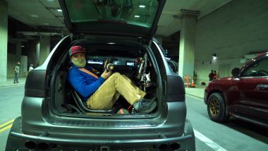 Toyota GR Supra, backstage del video The Pitch: la postazione nel bagagliaio della Porsche Cayenne camera car