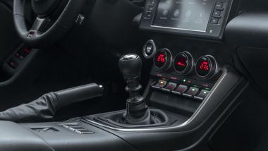 Toyota GR86: il touchscreen da 8'', la leva del cambio manuale e del freno a mano